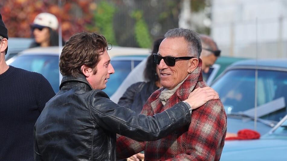 Umarmung für den Boss: Jeremy Allen White (l.) begrüsst Bruce Springsteen