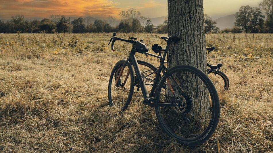 Ein Gravelbike ist eine Mischung aus Mountainbike und Rennrad.