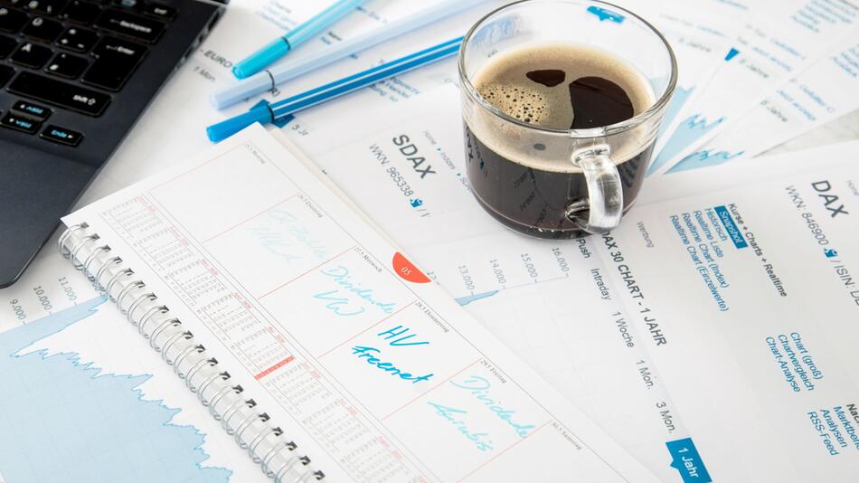 Eine Tasse Kaffee steht auf einem Kalender