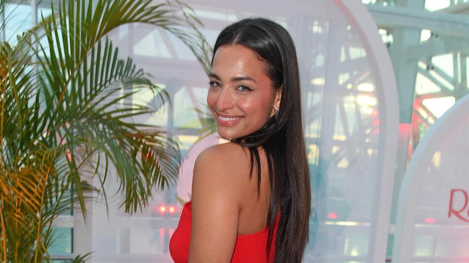 „Raffaello Summer Day: Amira Aly setzt im roten Kleid auf Nachhaltigkeit