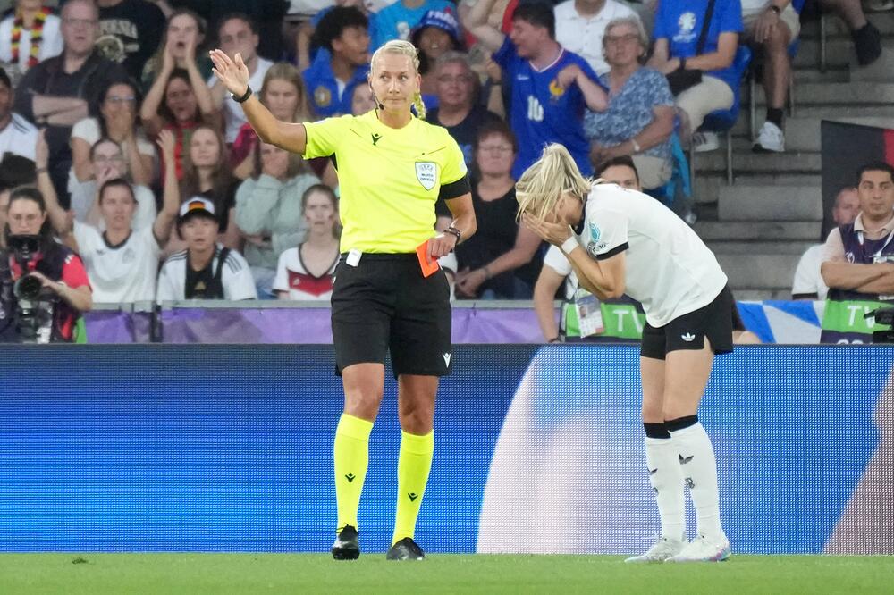Kathrin Hendrich ist fassungslos, nachdem sie die Rote Karte sieht