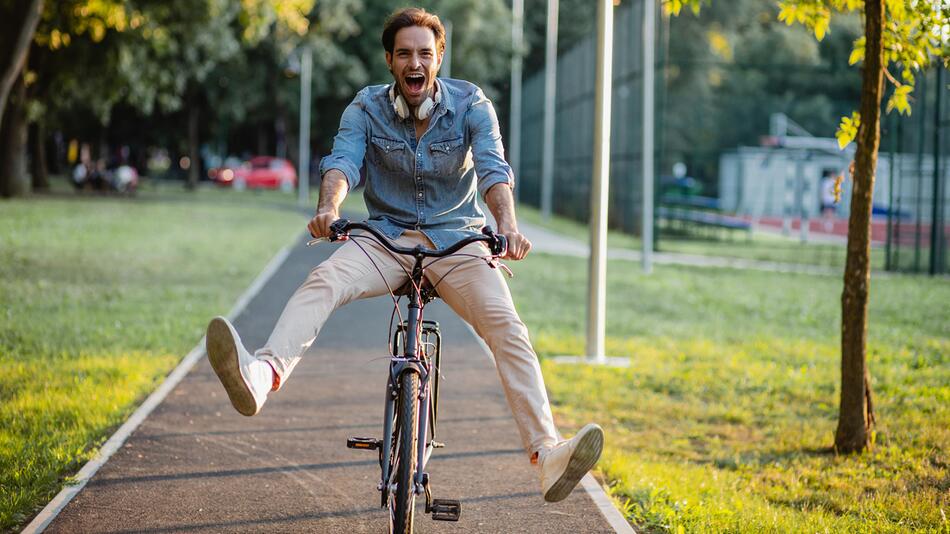 Mann freut sich auf dem Fahrrad
