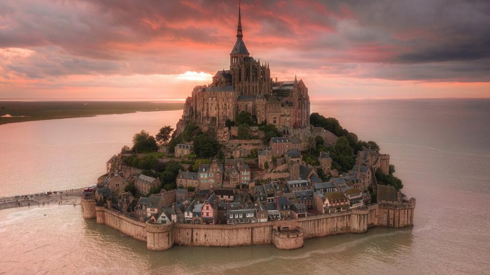 Bei Sonnenuntergang entstehen rund um Mont-Saint-Michel spektakuläre Bilder.