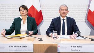 Bundesrat Beat Jans, rechts, und Eva Wildi-Cortes, Direktorin Bundesamt für Polizei