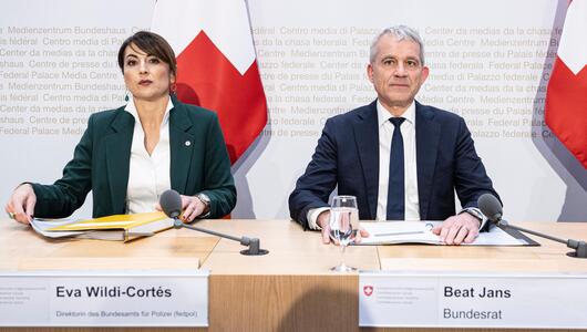 Bundesrat Beat Jans, rechts, und Eva Wildi-Cortes, Direktorin Bundesamt für Polizei