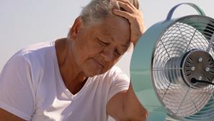 Ältere Dame mit Ventilator