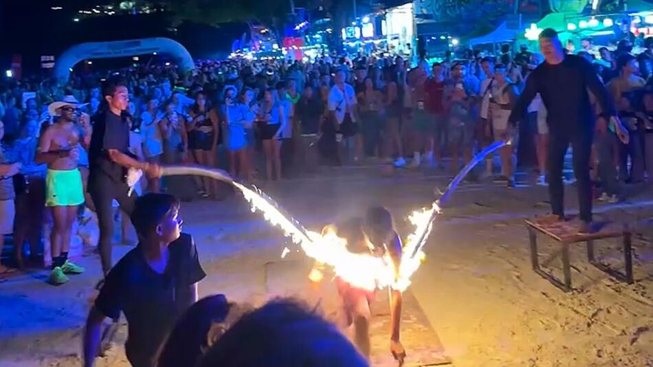 Seilspringen mit Feuer: Mann entkommt brenzliger Situation