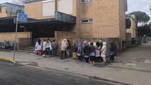 Schulklasse vor Gebäude