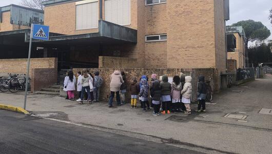 Schulklasse vor Gebäude