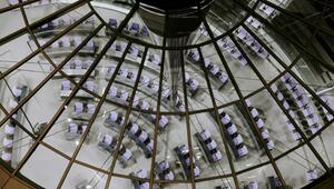Blick durch eine gläserne Kuppel auf den Sitzungssaal im Bundestag