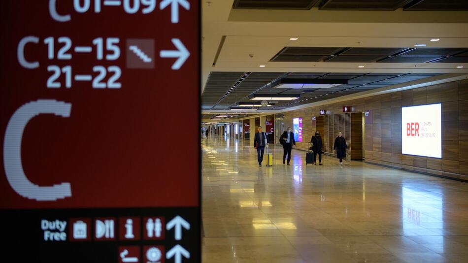 Erste Starts vom neuen Flughafen Berlin Brandenburg Willy Brandt