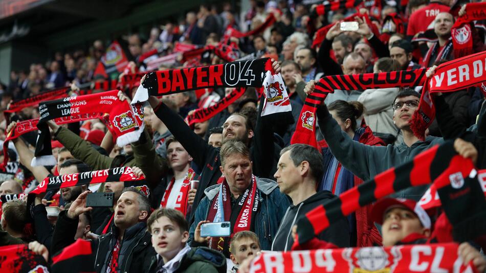Bayer Leverkusens Fans feiern in der BayArena den Sieg über West Ham United
