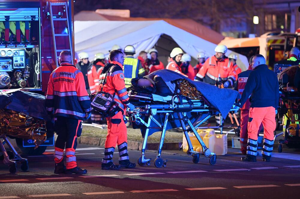 Auto fährt in Menschenmenge auf Magdeburger Weihnachtsmarkt