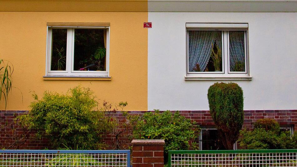 Eine Doppelhaushälfte mit unterschiedlichem Farbanstrich