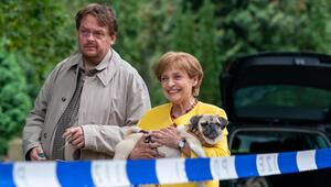 "Miss Merkel: Mord auf dem Friedhof": Angela (Katharina Thalbach) und Mops 'Helmut' mit ...