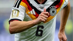 Am Arm von Joshua Kimmich ist das goldene Logo der WM zu sehen