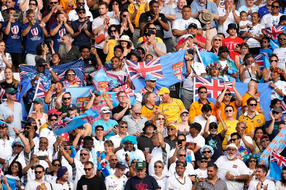 Die Fans auf den Rängen verfolgen das Spiel zwischen Australien und den Fidschi-Inseln