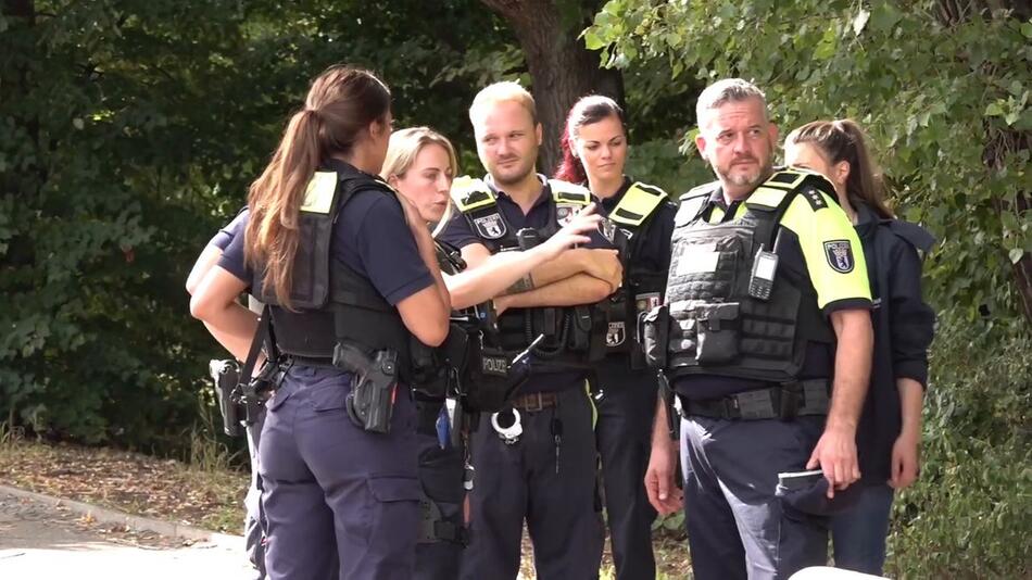 Berlin-Wedding: Auto fährt in Kindergruppe - Betreuerin schwer verletzt
