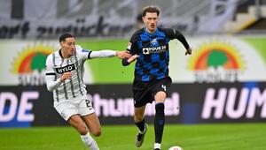 Younes Ebnatoulib und Calvin Brackelmann kämpfen um den Ball.