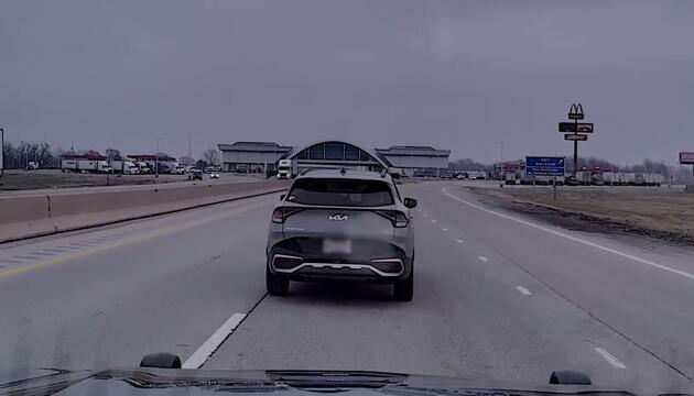 Fahrer schläft am Steuer – Streifenbeamter stoppt Fahrzeug