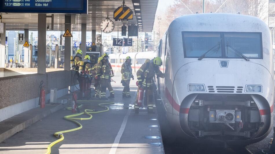 Brand ICE Zug im Hauptbahnhof Hannover