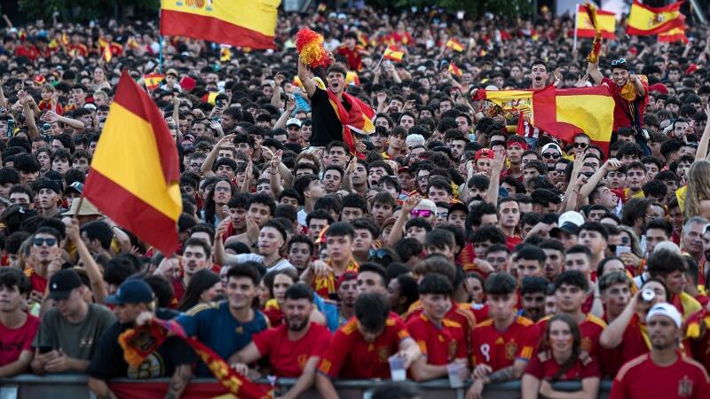 Tausende Spanier stehen in Madrid auf der Plaza de Colón.