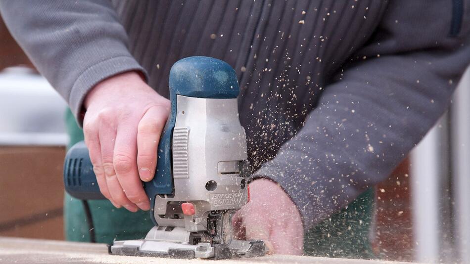 Mann arbeitet mit einer Stichsäge