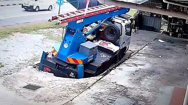Illegale Bauarbeiten: Lastwagen versinkt in Malaysia in Loch