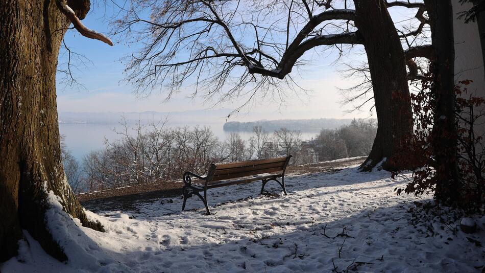 Bank im Schnee