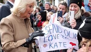 Königin Camilla hält in der englischen Stadt Shrewsbury eine Genesungskarte für Prinzessin Kate ...