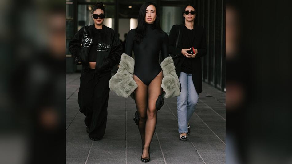 Demi Lovato auf dem Weg zur Coperni-Show in Paris.