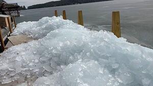 Schräger Anblick: Eis „klettert“ über Rampe auf Bootssteg – das hat seinen Grund