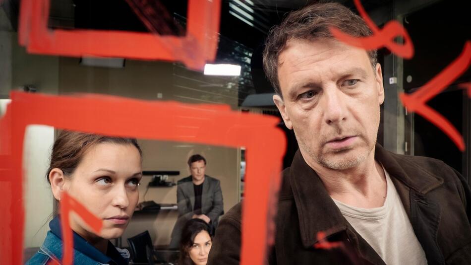 "Dünentod - Ein Nordsee-Krimi: Falsches Spiel": Tjark Wolf (Hendrik Duryn, r.) und Rena ...