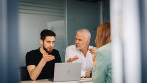 Eine Gruppe Kollegen diskutieren in einem Konferenzraum