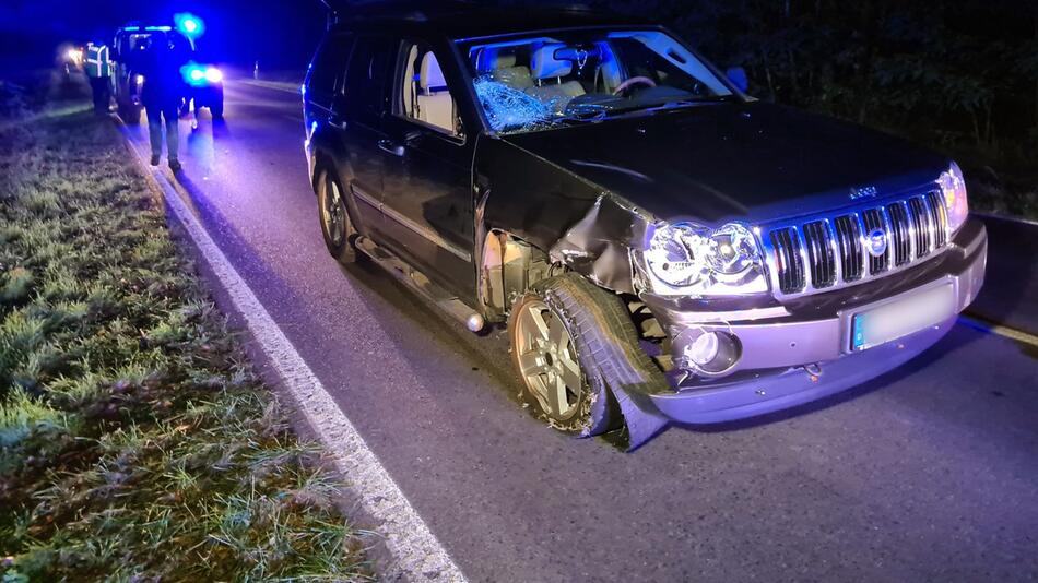 Radfahrer stirbt nach Zusammenstoss auf Landstrasse