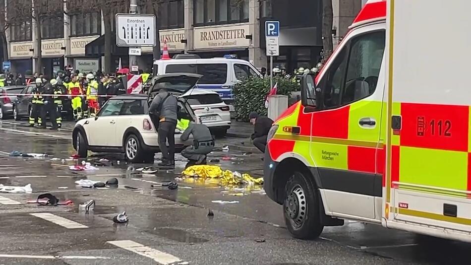 München: Mindestens 20 Verletzte bei Fahrt in Gruppe