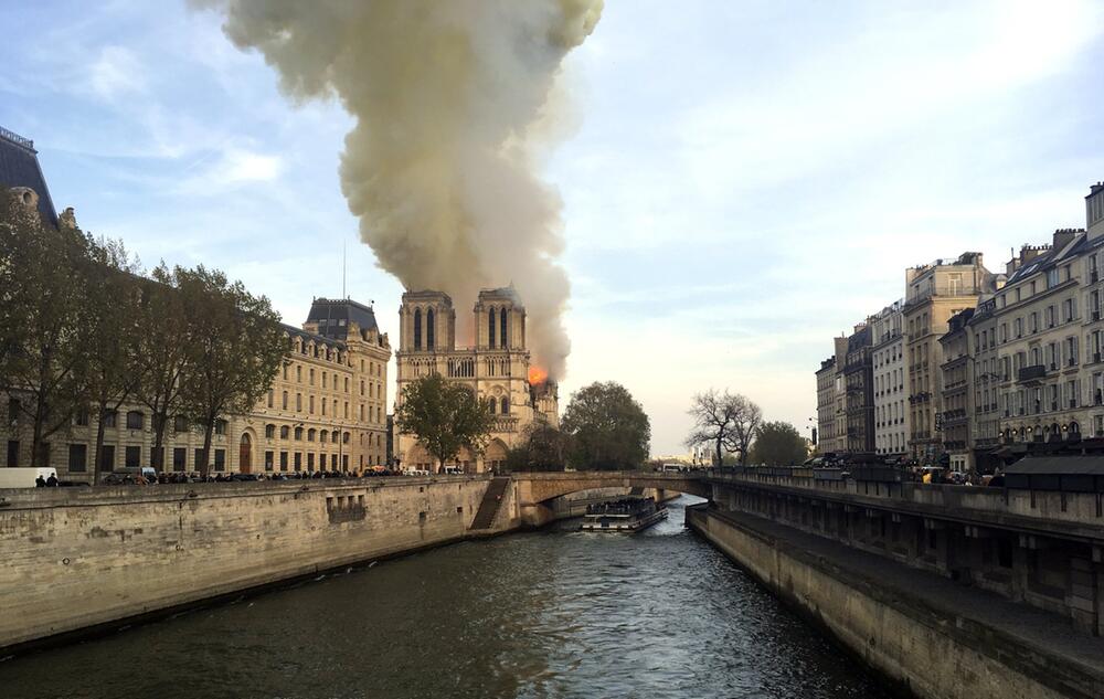 Pariser Kathedrale Notre-Dame steht in Flammen