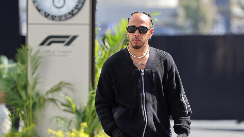 Lewis Hamilton vor dem ersten Training zum Grossen Preis von Saudi-Arabien im Fahrerlager