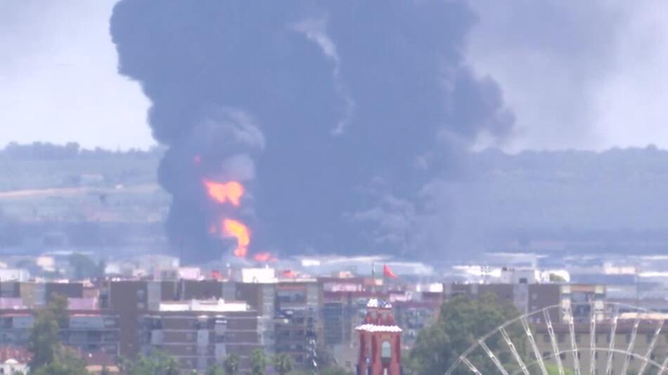 Grossbrand in Chemielagerhalle in Spanien