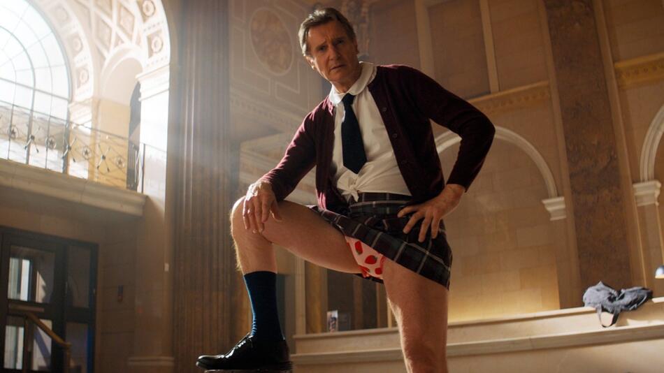 Liam Neeson in ungewohnter Rolle und viel zu knappem Höschen.