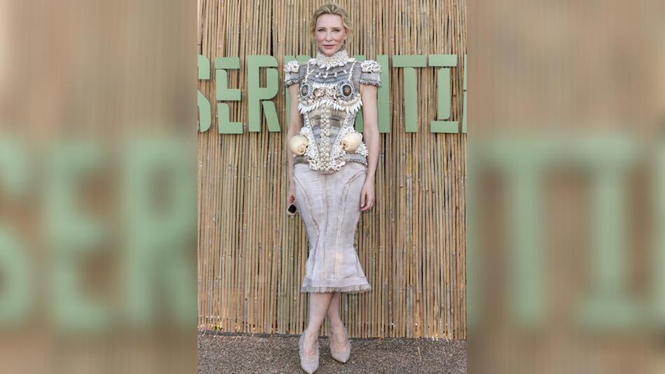 Cate Blanchett im muschelverzierten Korsett-Look.