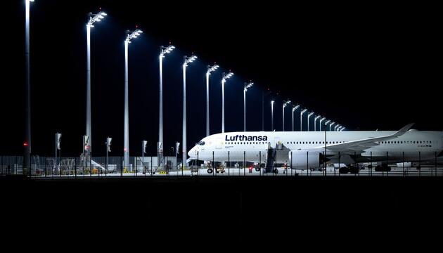 Ein Flugzeug der Lufthansa steht am Flughafen München