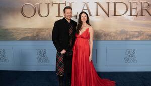 Sam Heughan und Caitriona Balfe feierten die Premiere der letzten Staffel von "Outlander" Arm in ...
