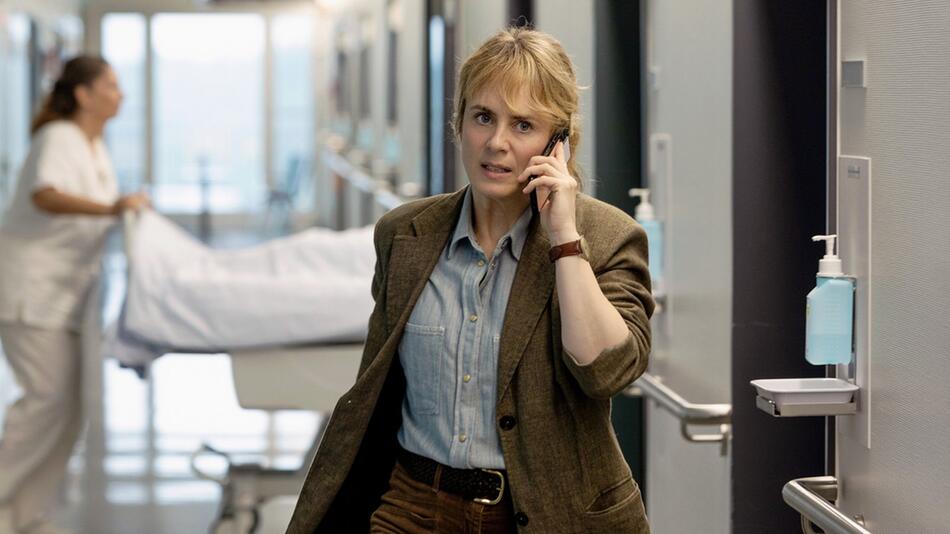 "Tatort: Kammerflimmern": Kommissarin Grandjean (Anna Pieri Zuercher) telefoniert besorgt aus ...