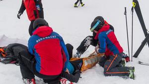 Mitglieder der Bergwacht einer verletzten Skifahrerin