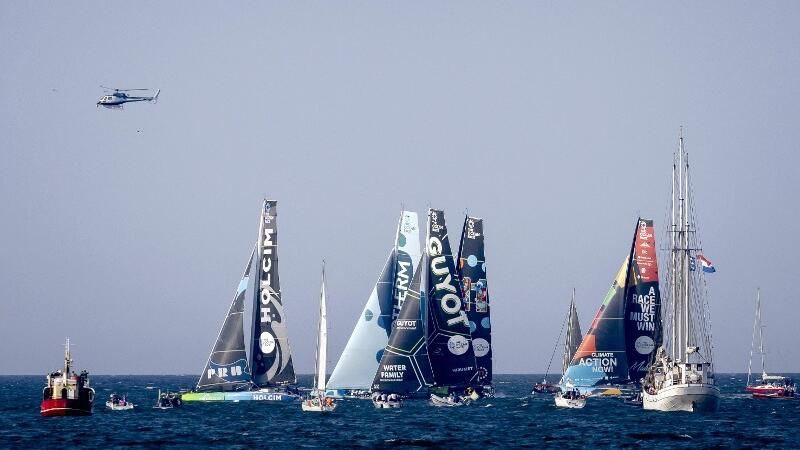 Beim Ocean Race treten einige Segelboote gegeneinander an.