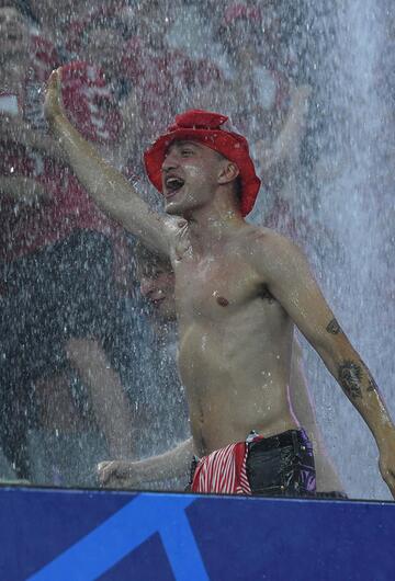 Ein Dänischer Fan tanzt im Regen.