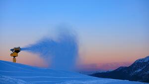 Schneekanone im Sonnenuntergang