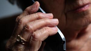 Seniorin telefoniert mit einem Festnetztelefon