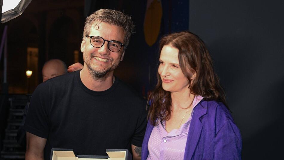 Juliette Binoche überreichte Wagner Moura verspätet den Darstellerpreis.